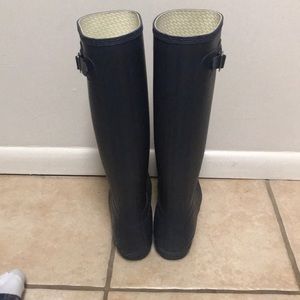 Matte Navy tall Hunter boots with cream socks